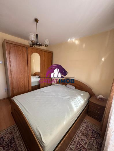 Piata Delfinului, apartament 3 camere de inchiriat.