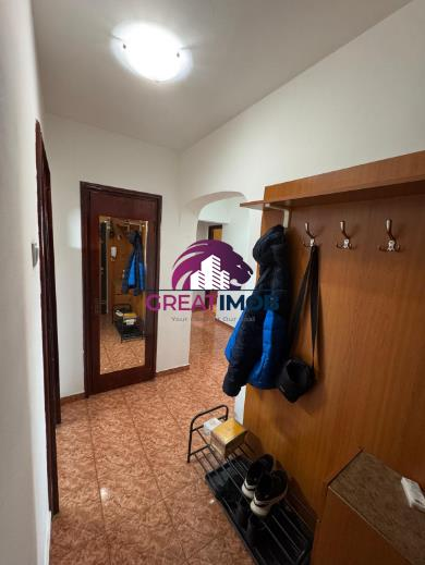 Piata Delfinului, apartament 3 camere de inchiriat.