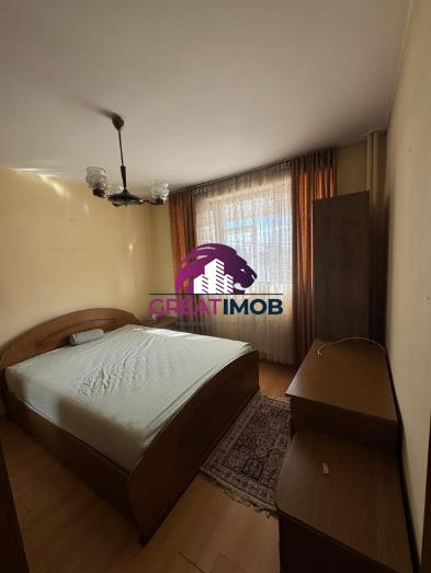 Piata Delfinului, apartament 3 camere de inchiriat.